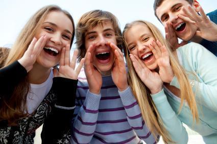Unge mennesker som er glade og roper - Klikk for stort bilde